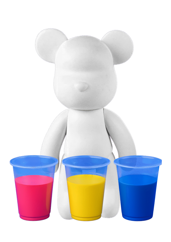Ourson blanc accompagné de trois gobelets colorées, illustrant différentes options de personnalisation